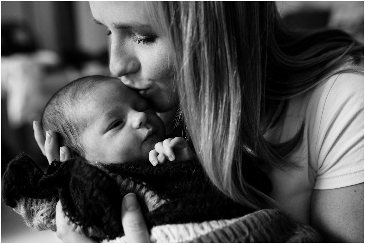 revelstoke-shuswap-newborn-baby-photography-nursing-lifestyle-at-home-portrait